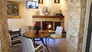 comedor con mesa y chimenea en Villetta Incanto relax, en Cava deʼ Tirreni