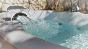 bañera con grifo de agua en Villetta Incanto relax, en Cava deʼ Tirreni 24 fotos más