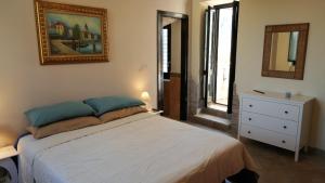 Un dormitorio con una cama, una cómoda y un espejo. en Villetta Incanto relax, en Cava deʼ Tirreni