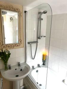 Ένα μπάνιο στο 4 St Richard’s Cottages