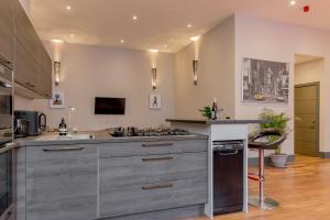 a kitchen with a stove top oven next to a counter at Bohemian luxury accommodation in the heart Edinburghs Leith district in Edinburgh