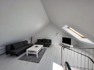 - un salon avec un canapé et une table dans l'établissement Ferienhäuser Insel Usedom Haus Diego 9 - Blick aufs Achterwasser! Whirlpool und Sauna, à Lütow