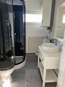Ванная комната в Ferienhäuser Insel Usedom Haus Diego 9 - Blick aufs Achterwasser! Whirlpool und Sauna