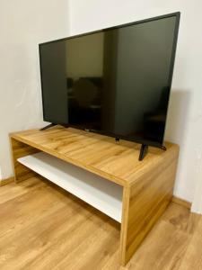 TV de pantalla plana grande en un centro de entretenimiento de madera en Apartment Loser im Zentrum, en Bad Ischl