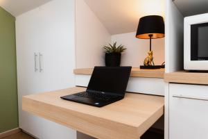 TV a/nebo společenská místnost v ubytování Hotel & Apartments Bibois Leuven