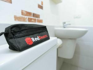Bathroom sa RedDoorz near Dermaga Pelabuhan Rakyat