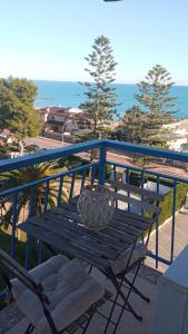 un banco de madera en un balcón con vistas al océano en PRIMERA LINEA DE PLAYA, VISTAS AL MAr, en Benicàssim