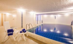 a swimming pool in a house with a pool at Terrassen-Fewo-Heimathaven-direkt-am-Ostseestrand in Kronsgaard