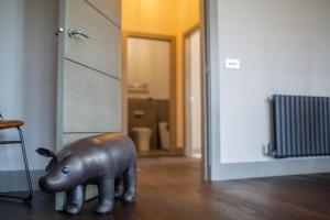 una estatua de un cerdo en el suelo de una habitación en Luxury Manhattan loft-style apartment near Edinburgh city centre, en Edimburgo