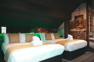 Postel nebo postele na pokoji v ubytování Briggate Hotel