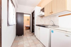 cocina con fregadero y encimera en One Bedroom Apartment With Kitchenette# 12 A, en Raches