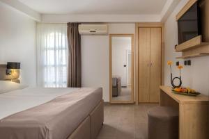 ein Schlafzimmer mit einem Bett und einem Tisch mit Obst darauf in der Unterkunft Hotel Delfin in Omišalj