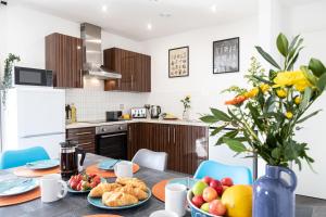 een keuken met een tafel met fruit erop bij Bridge Square Apartments in Lancaster