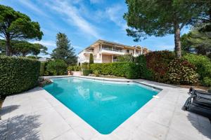 uma piscina no quintal de uma casa em Le Drive em Saint-Raphaël