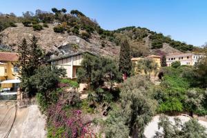 een huis aan de zijkant van een berg bij Perla de Malagueta in Málaga