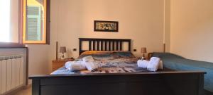1 dormitorio con 1 cama con 2 almohadas en ☆ Terrace & Relax ☆ CASA FRANCESCHIN_ HOMY 5 TERRE, en Riomaggiore