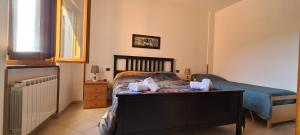 1 dormitorio con 1 cama y vestidor en ☆ Terrace & Relax ☆ CASA FRANCESCHIN_ HOMY 5 TERRE, en Riomaggiore