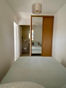 1 Schlafzimmer mit einem Bett und einem Bad in der Unterkunft Les locations Cinaureva « Village de la mer » in La Londe-les-Maures