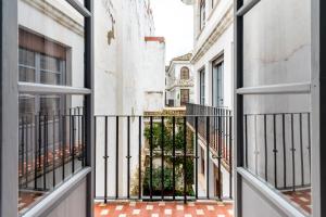 - une vue depuis le balcon d'un bâtiment dans l'établissement Apartamentos RG Suites Sierpes 54, à Séville