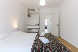 A bed or beds in a room at Vita Portucale ! Cacilhas River View