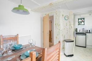 a dining room with a table and a kitchen at 3-bedroom apartment in the heart of Brighton's Lanes in Brighton & Hove