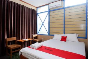 Un pat sau paturi într-o cameră la RedDoorz near Yogyakarta International Airport