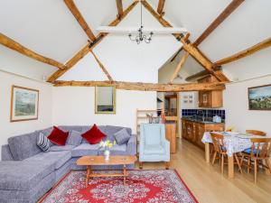 sala de estar con sofá y mesa en Goblaen Barn en Builth Wells