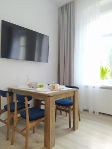 Televízia a/alebo spoločenská miestnosť v ubytovaní Apartament FANABERIA Lądek Zdrój