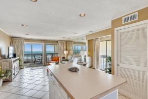 uma cozinha e sala de estar com vista para o oceano em Sandpiper Cove 2133 Condo em Destin