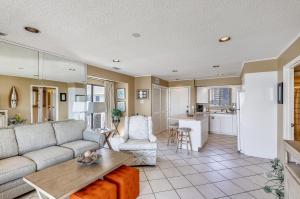 uma sala de estar com um sofá e uma mesa em Sandpiper Cove 2133 Condo em Destin