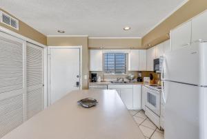 uma cozinha com electrodomésticos brancos e um frigorífico branco em Sandpiper Cove 2133 Condo em Destin