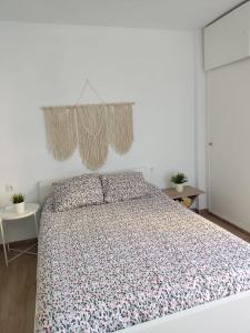 1 dormitorio con 1 cama grande y 2 mesas en Apartamento Minerva Jupiter. The perfect accommodation for your vacation, en Benalmádena