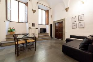 un salon avec une table et un canapé dans l'établissement Pepi loft in a historical building, à Florence