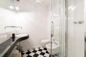 une salle de bain avec toilettes, lavabo et douche dans l'établissement Pepi loft in a historical building, à Florence 20 autres photos