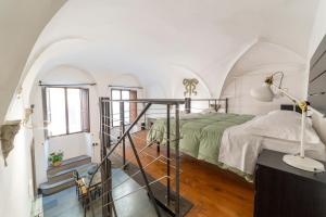 Un dormitorio con una cama verde en una habitación blanca en Pepi loft in a historical building, en Florencia
