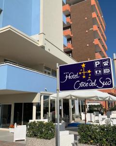 un cartello blu di strada di fronte a un edificio di Hotel Croce Del Sud a Rimini