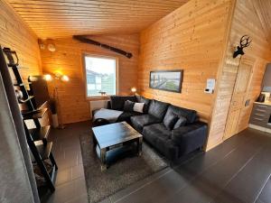 ein Wohnzimmer mit einem Sofa und einem Tisch in der Unterkunft Ferienhaus Nordland in Bachenbrock