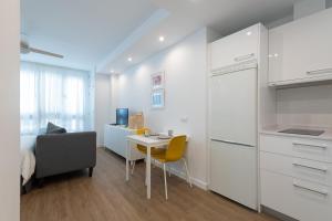 Kuchyň nebo kuchyňský kout v ubytování HomeForGuest Moderno Estudio junto a Las Canteras