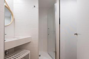Koupelna v ubytování HomeForGuest Moderno Estudio junto a Las Canteras + 28 fotografií