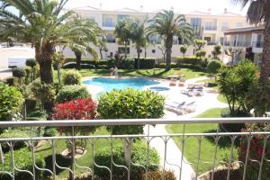 拉戈斯Lagos beach condo的从度假村的阳台上可欣赏到游泳池的景色