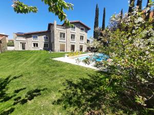a large house with a yard and a swimming pool at Da Ilaria primo piano di villa con piscina e parcheggio in Grosseto