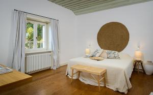 سرير أو أسرّة في غرفة في Luxury Villa Brač Pearl by Irundo