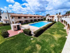 an aerial view of a house with a swimming pool at 51 VilaMar - Casas & Papeis in Porches