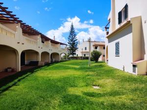 an empty yard in a courtyard of a building at 51 VilaMar - Casas & Papeis in Porches