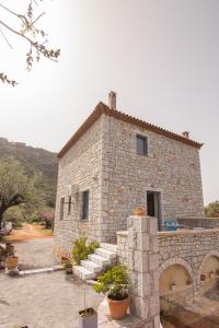 um grande edifício de pedra com escadas em frente em Evgeniko Villa em Kardamili