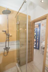 um chuveiro com uma porta de vidro na casa de banho em Evgeniko Villa em Kardamili