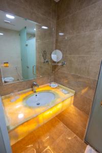 Koupelna v ubytování Petra Moon Hotel