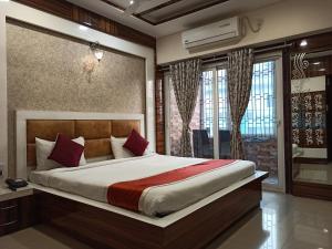 Giường trong phòng chung tại Hotel A P Home's - A Boutique Hotel