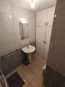 a bathroom with a sink and a mirror at Studio 2 personnes en centre ville in Saint-Pierre-de-Plesguen