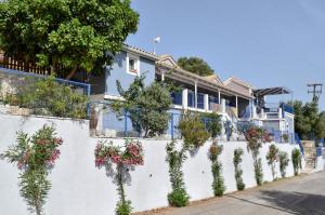 a white fence with plants on it at Val Di Compare Apartments in Vathi